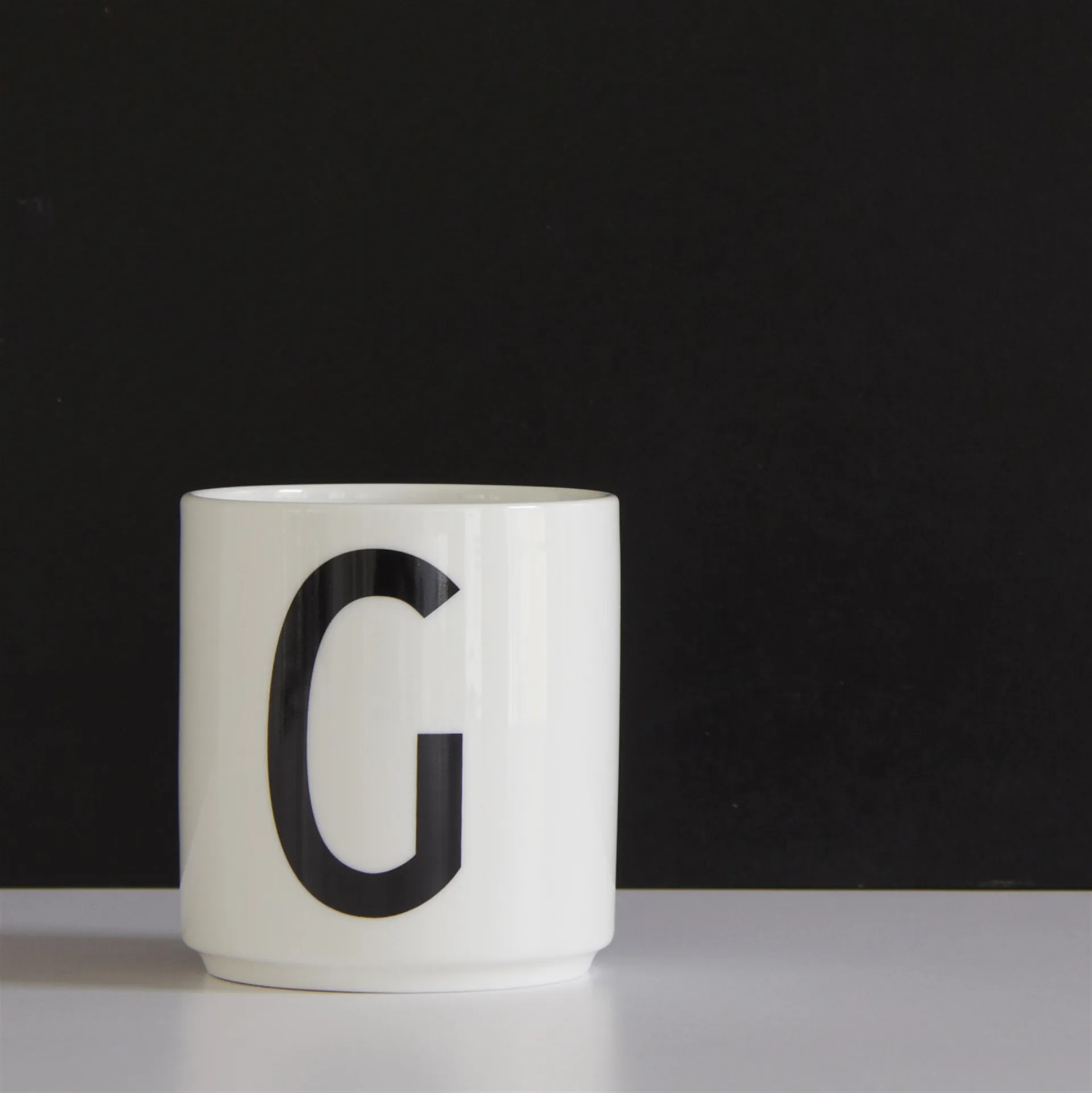 Taza con letra Design Letters, G Design Letters