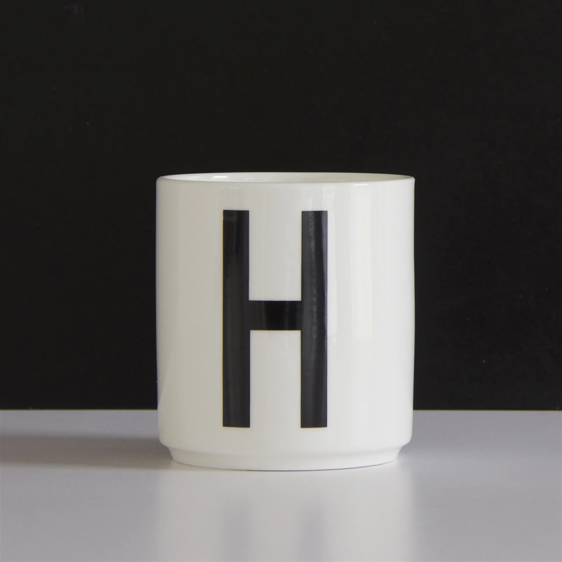 Taza con letra Design Letters, H Design Letters