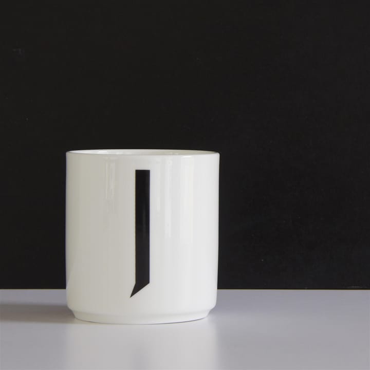 Taza con letra Design Letters, J Design Letters