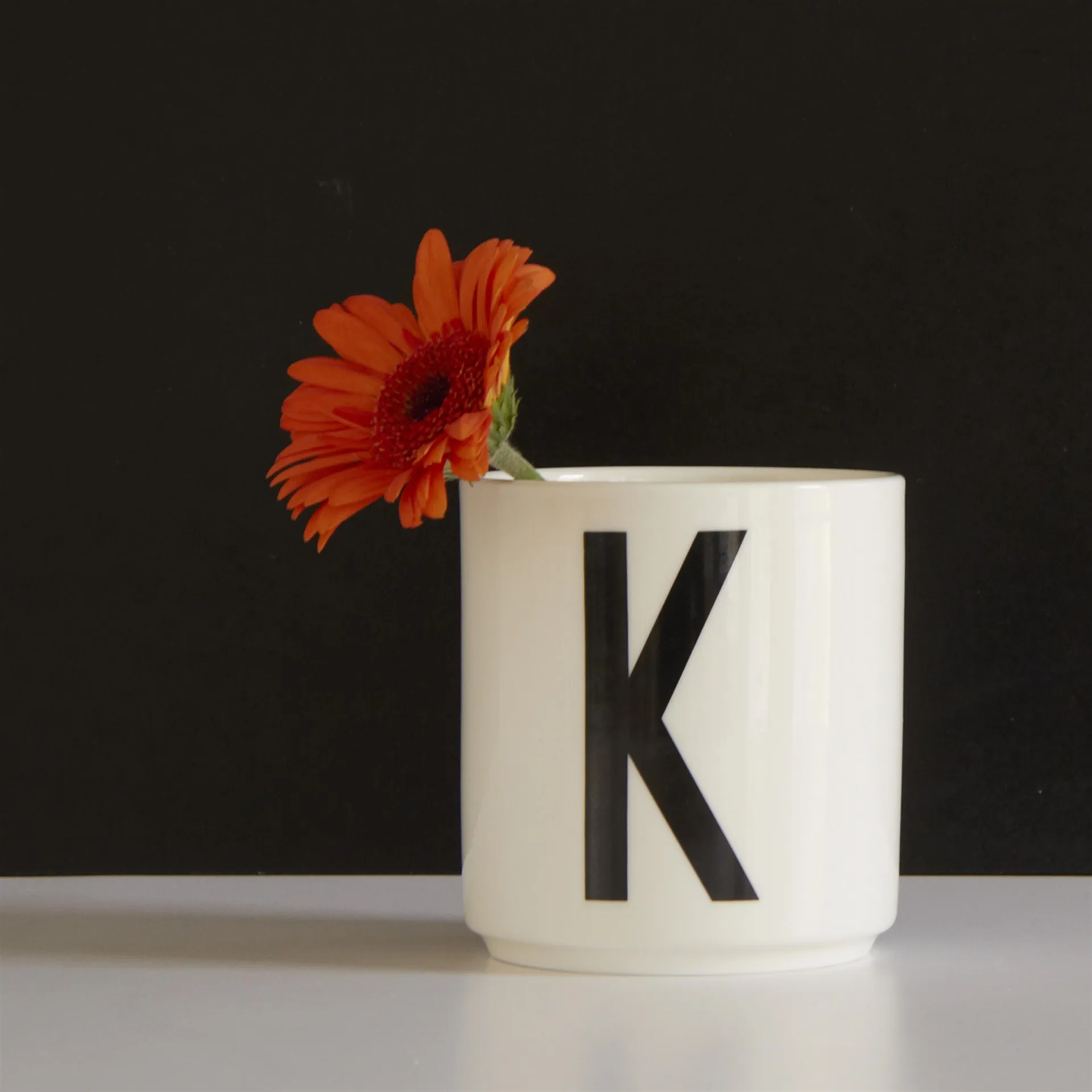 Taza con letra Design Letters, K Design Letters