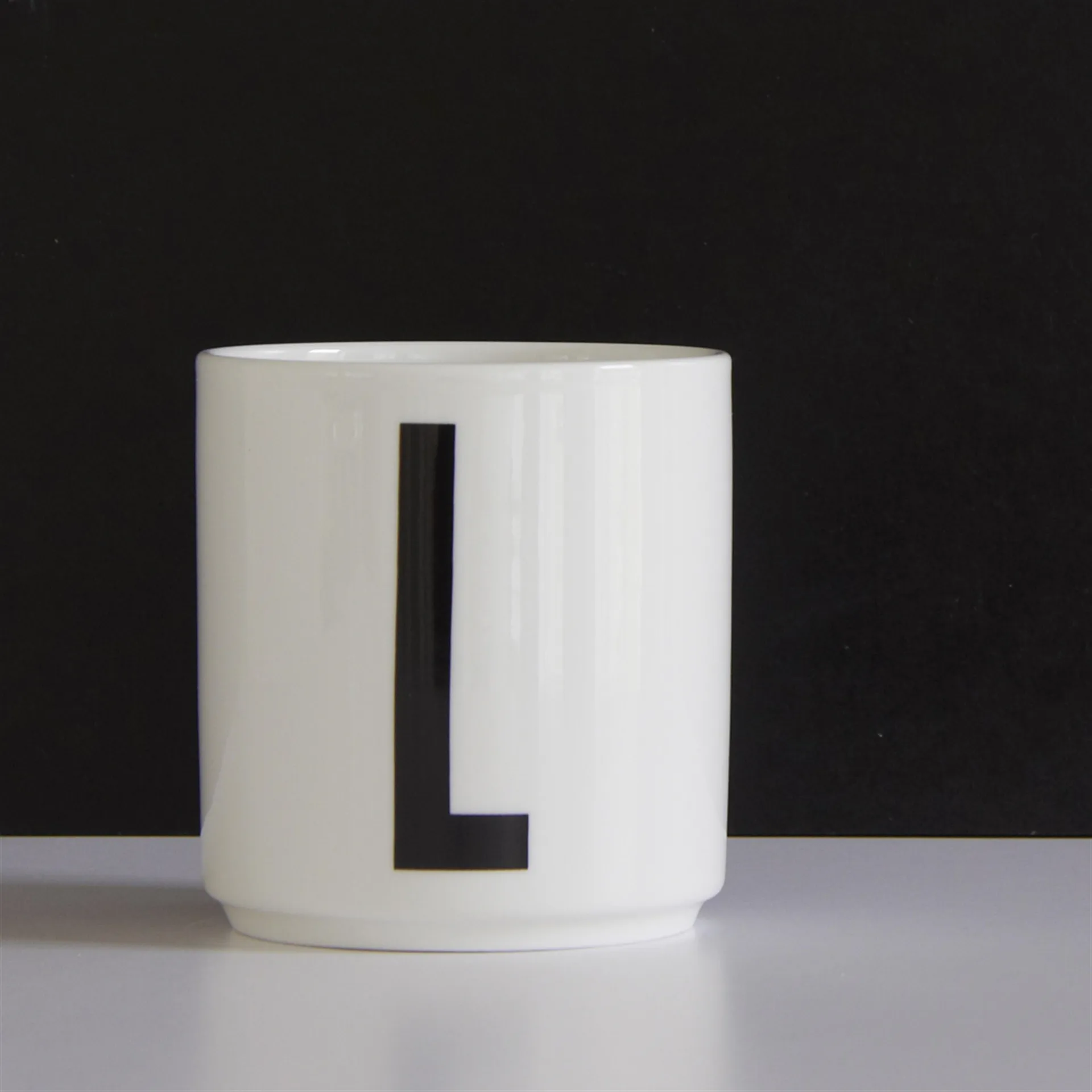 Taza con letra Design Letters, L Design Letters