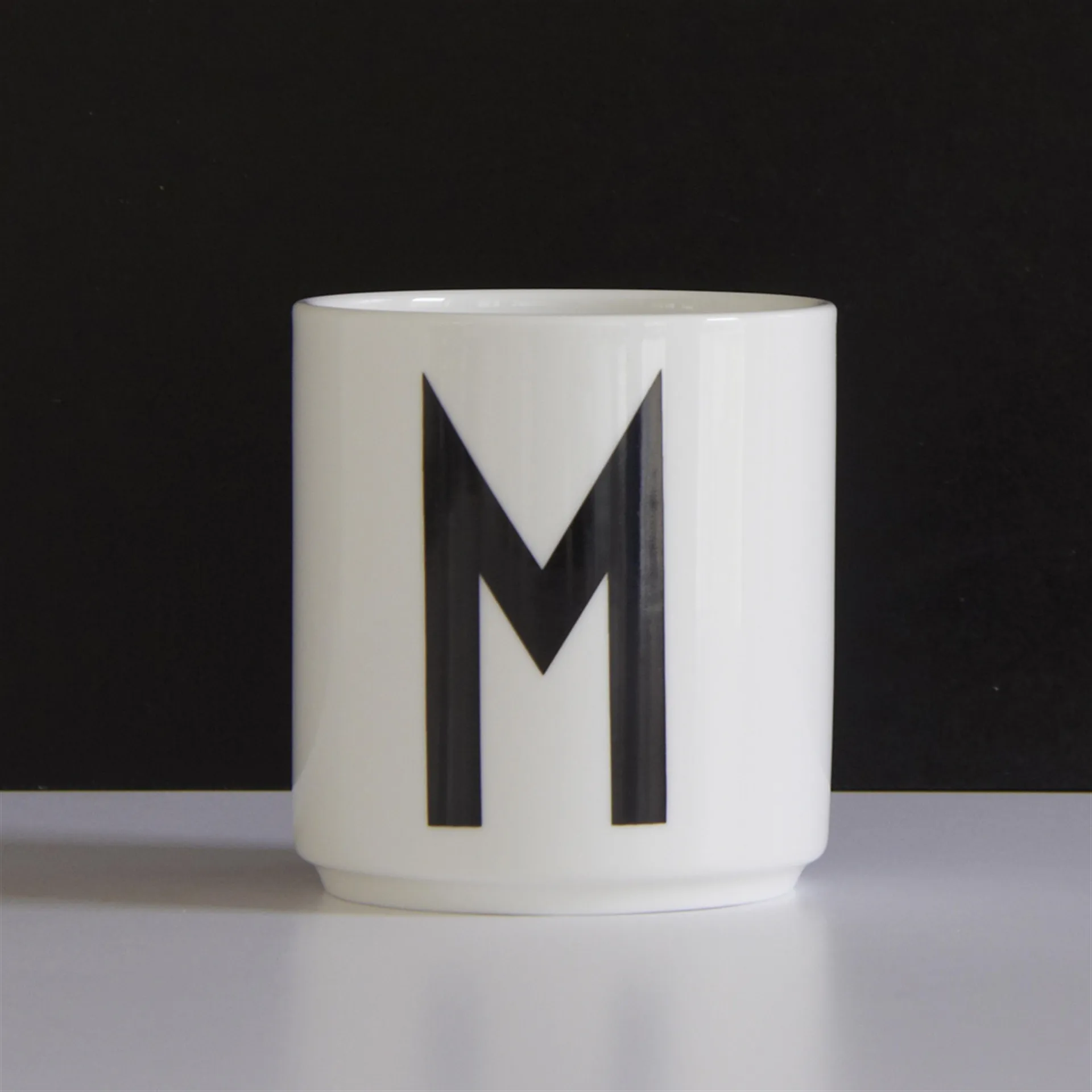 Taza con letra Design Letters, M Design Letters