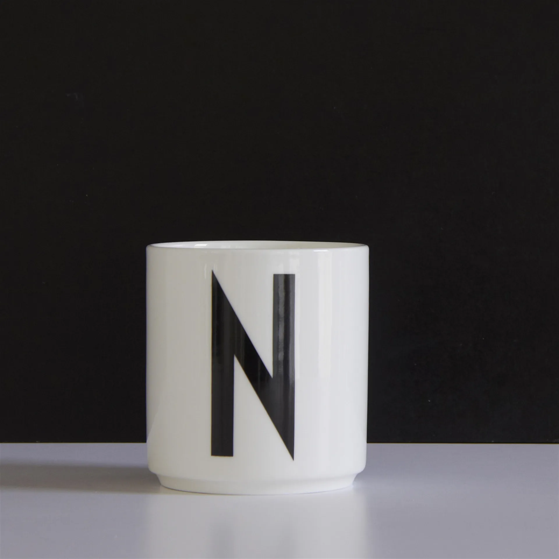 Taza con letra Design Letters, N Design Letters