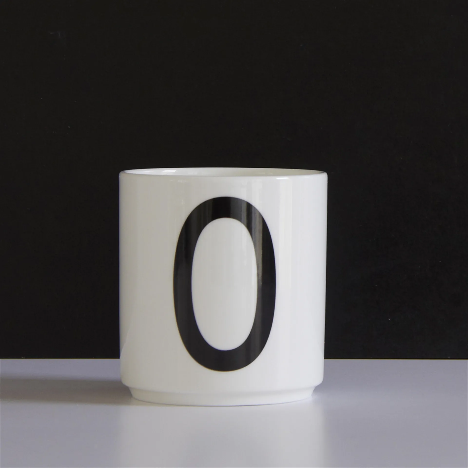 Taza con letra Design Letters, O Design Letters
