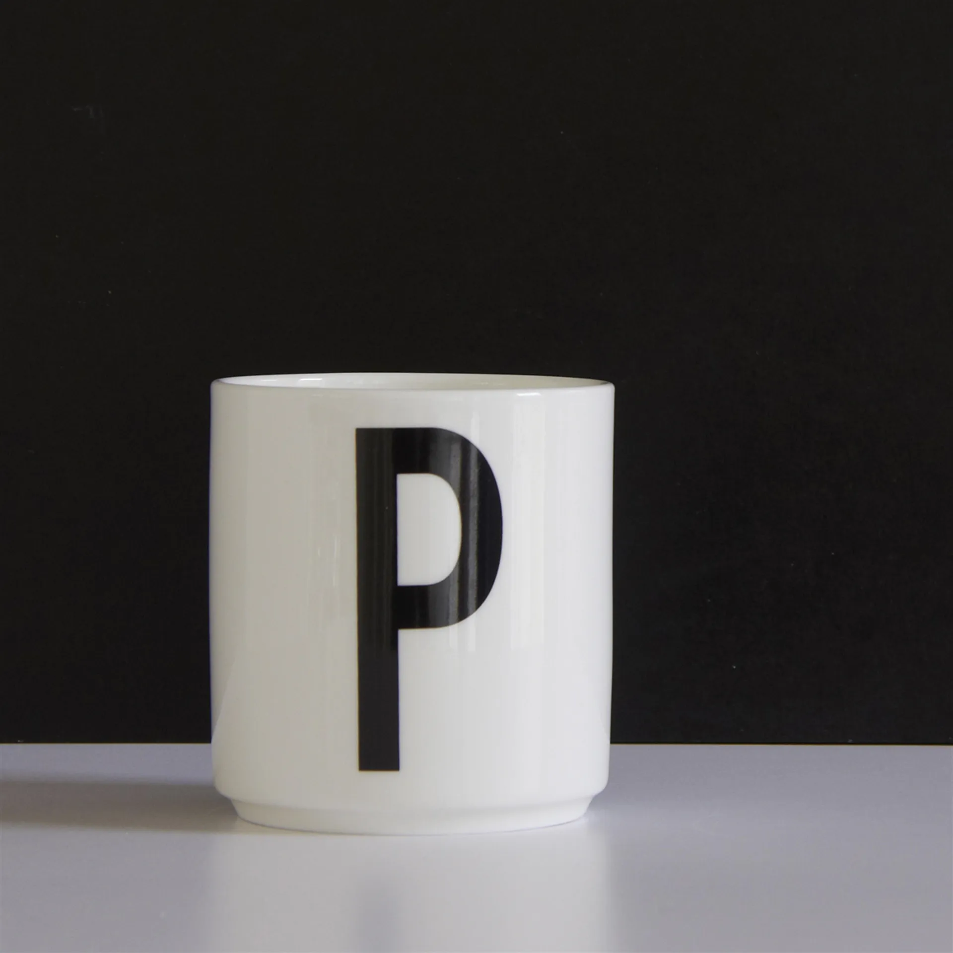 Taza con letra Design Letters, P Design Letters