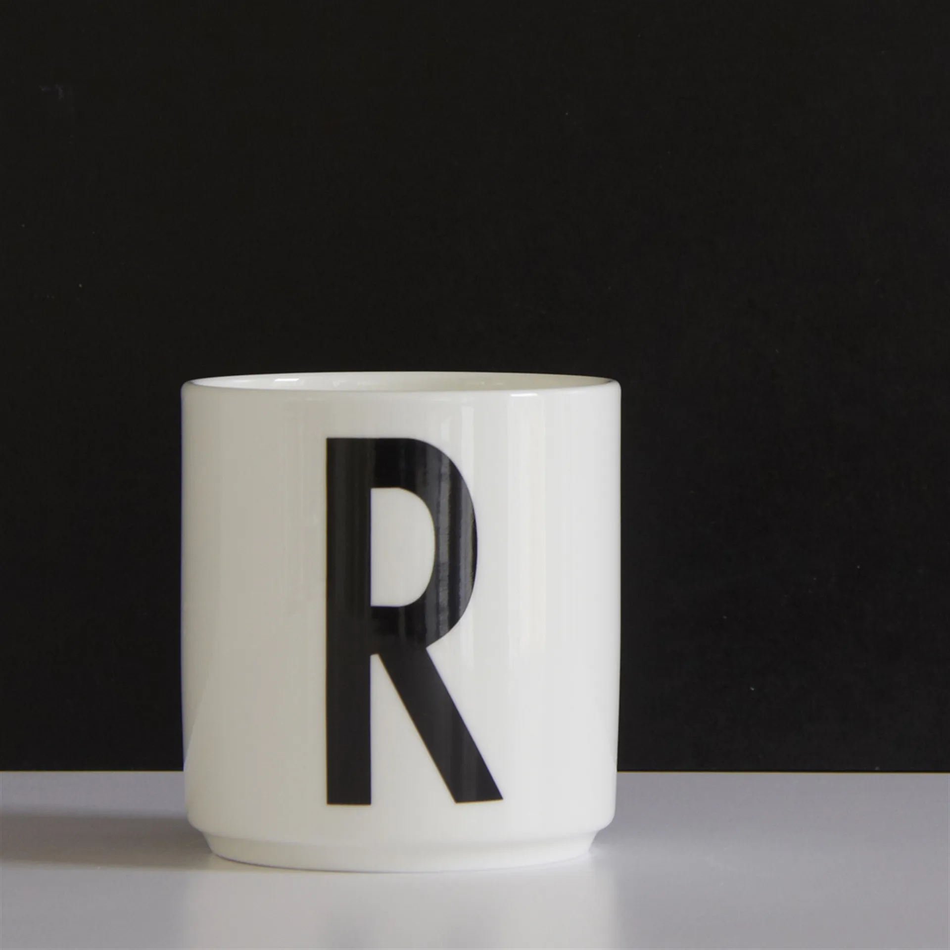 Taza con letra Design Letters, R Design Letters