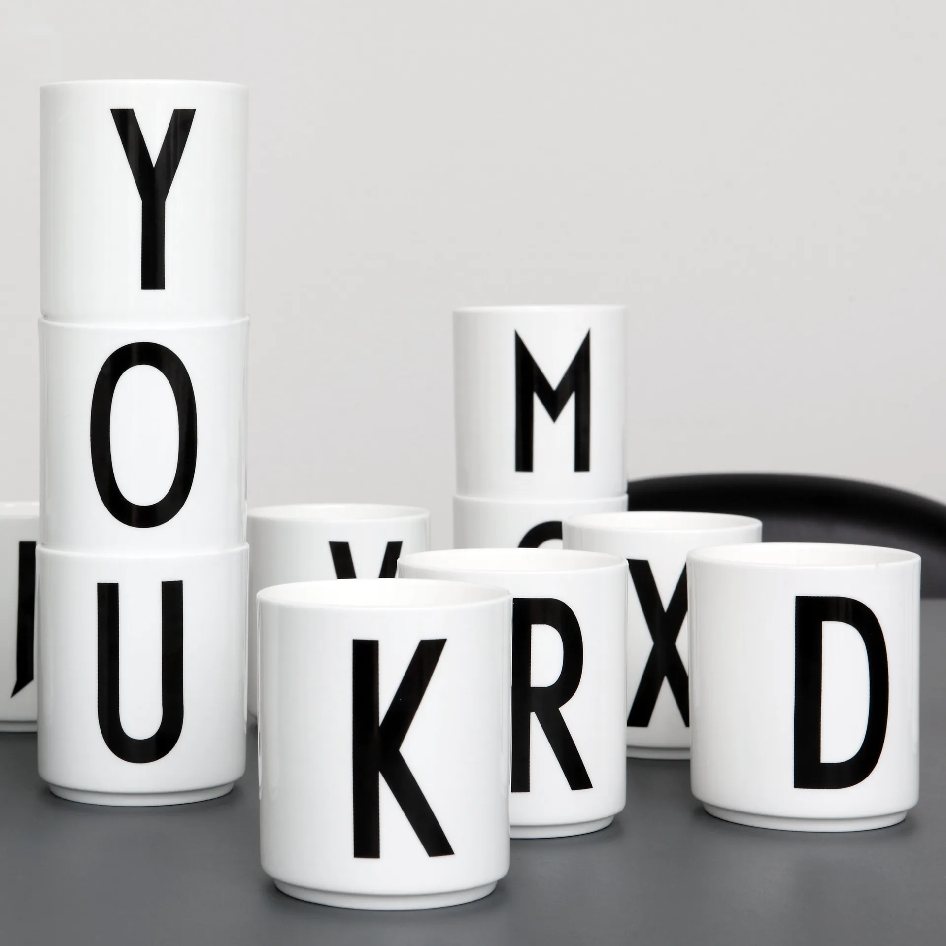 Taza con letra Design Letters, R Design Letters