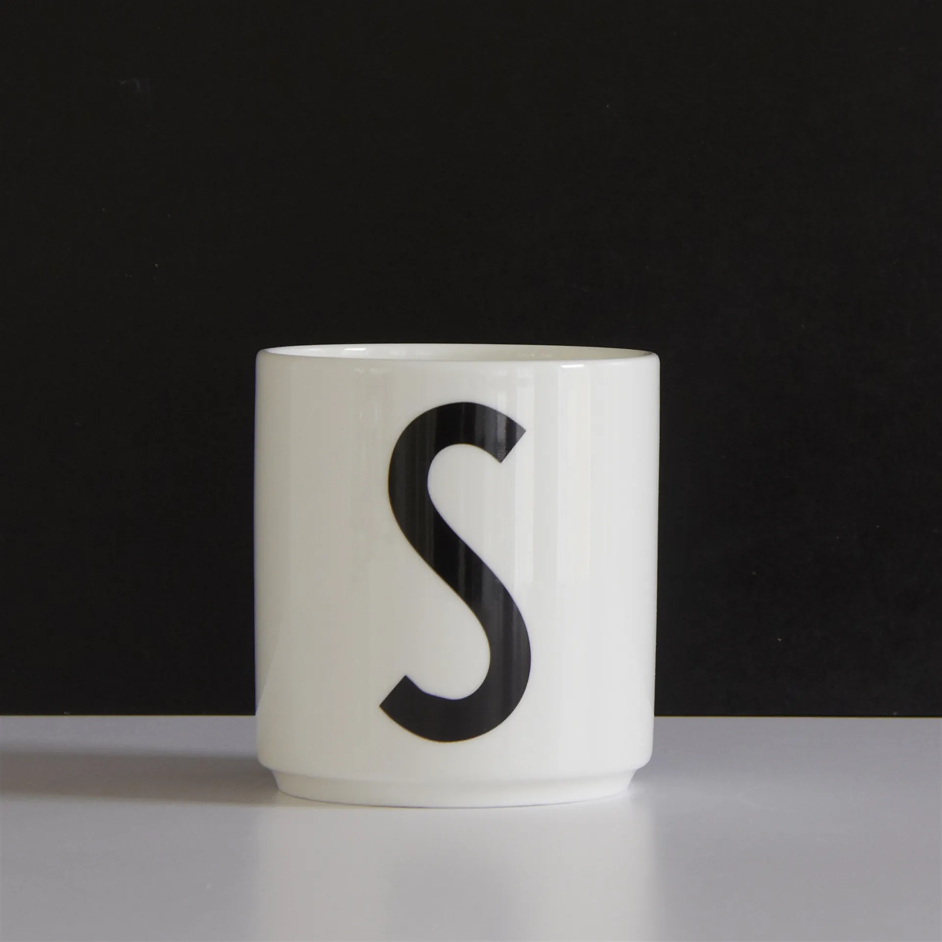 Taza con letra Design Letters, S Design Letters