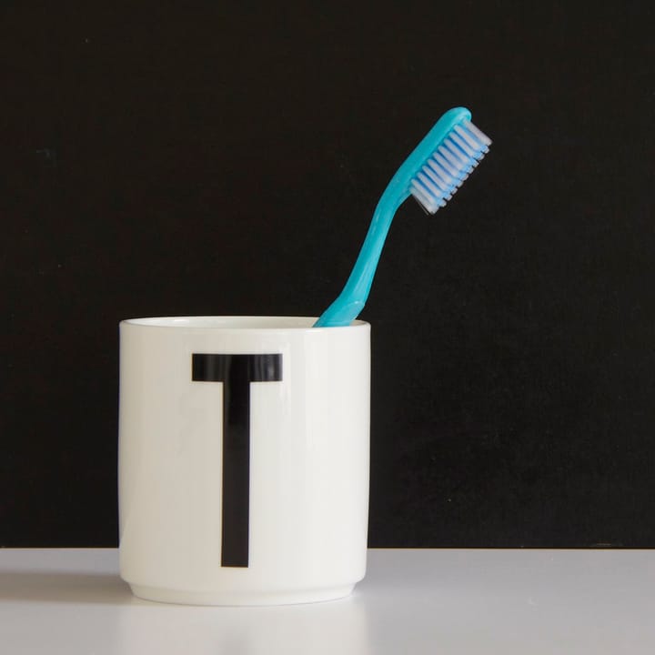 Taza con letra Design Letters, T Design Letters