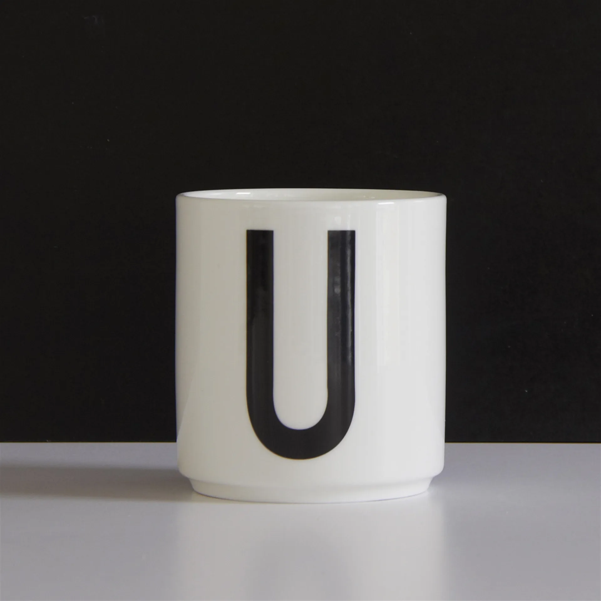 Taza con letra Design Letters, U Design Letters