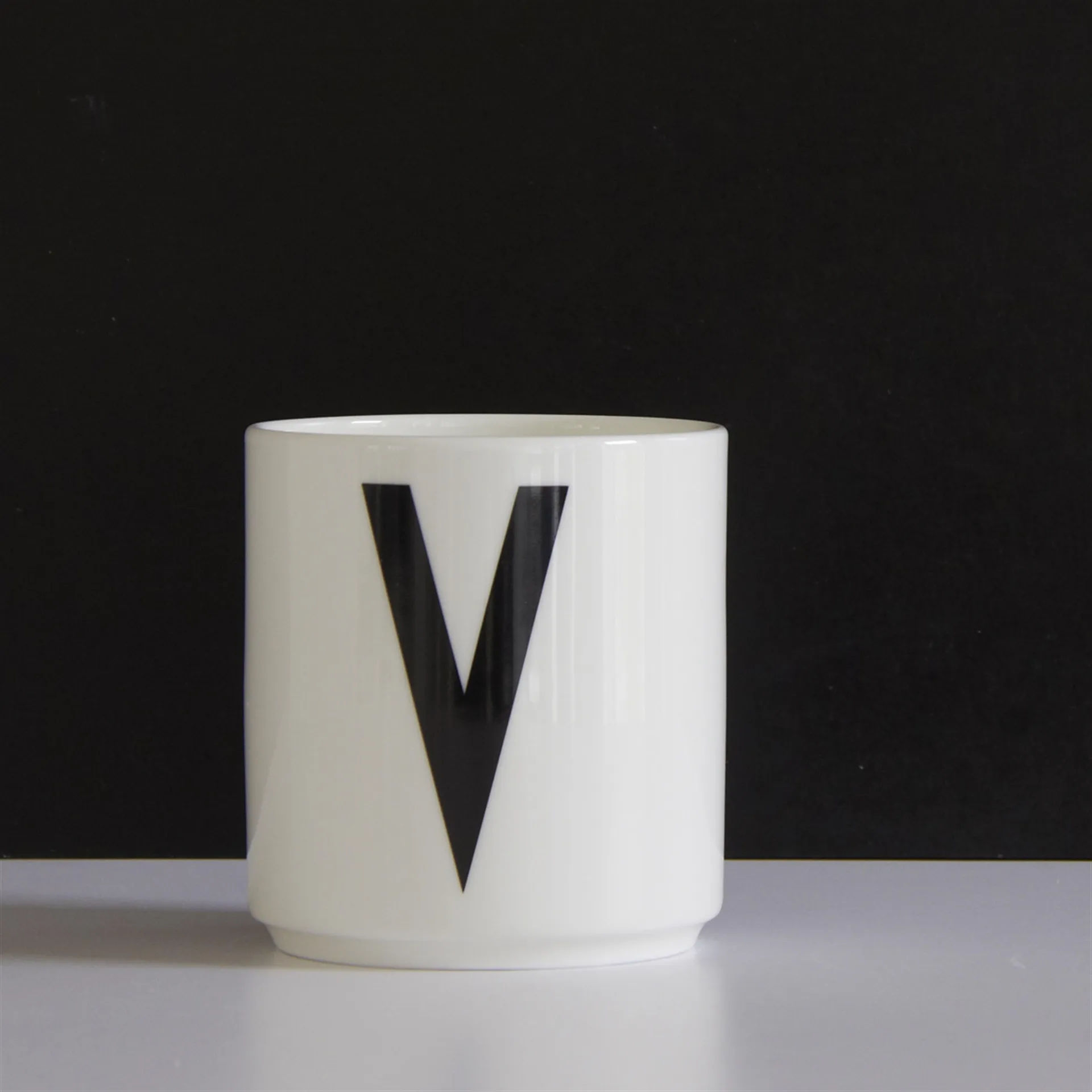 Taza con letra Design Letters, V Design Letters