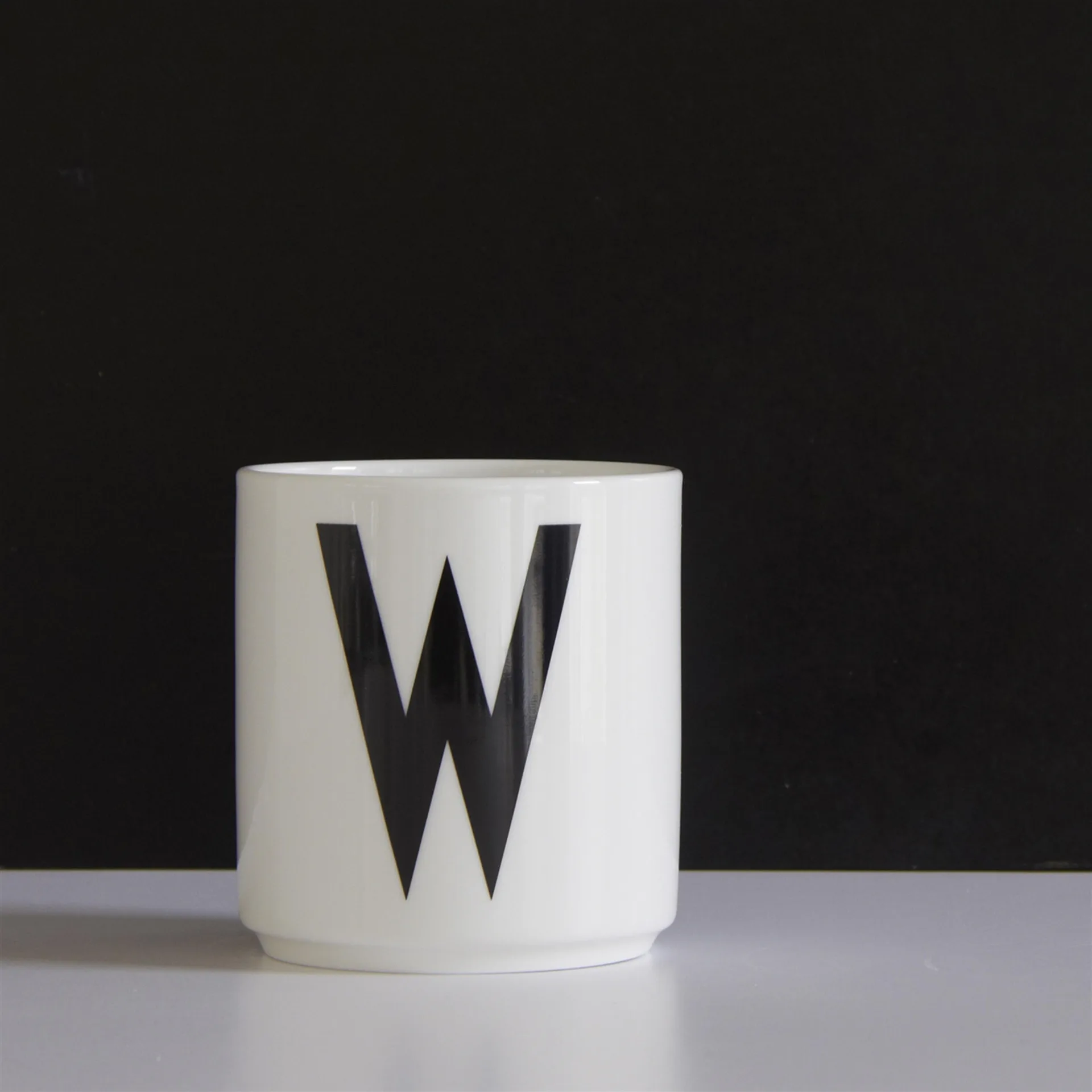 Taza con letra Design Letters, W Design Letters