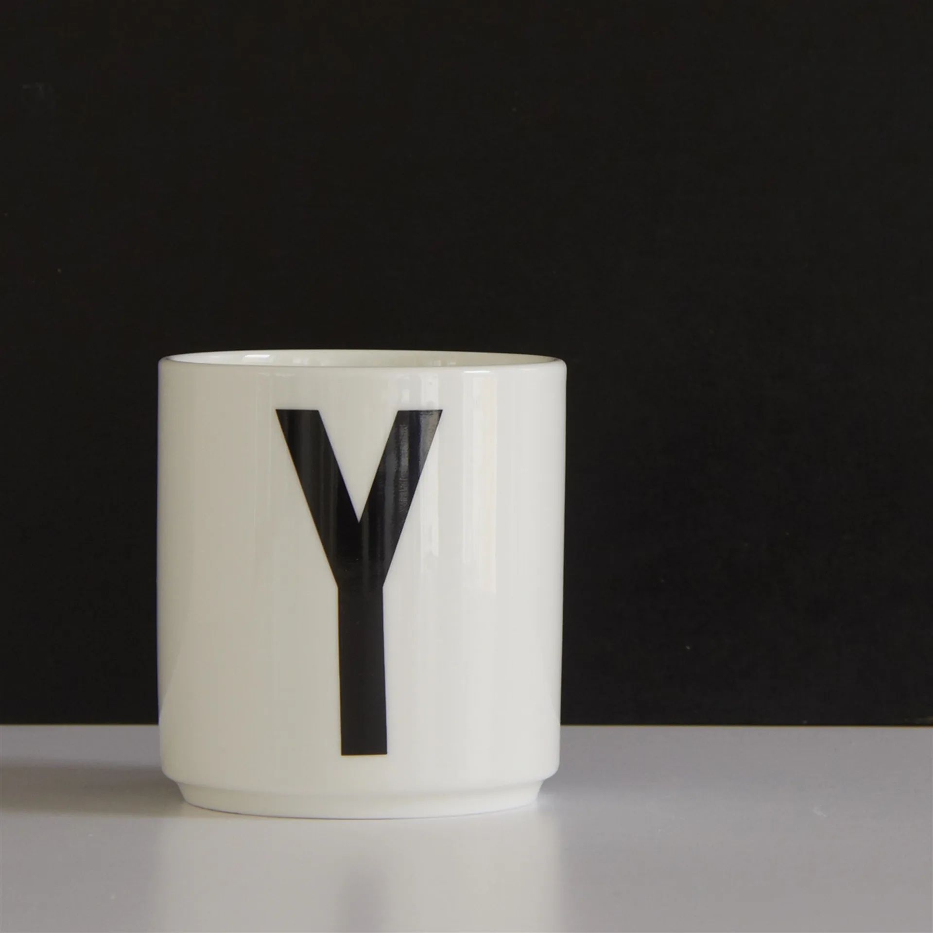 Taza con letra Design Letters, Y Design Letters
