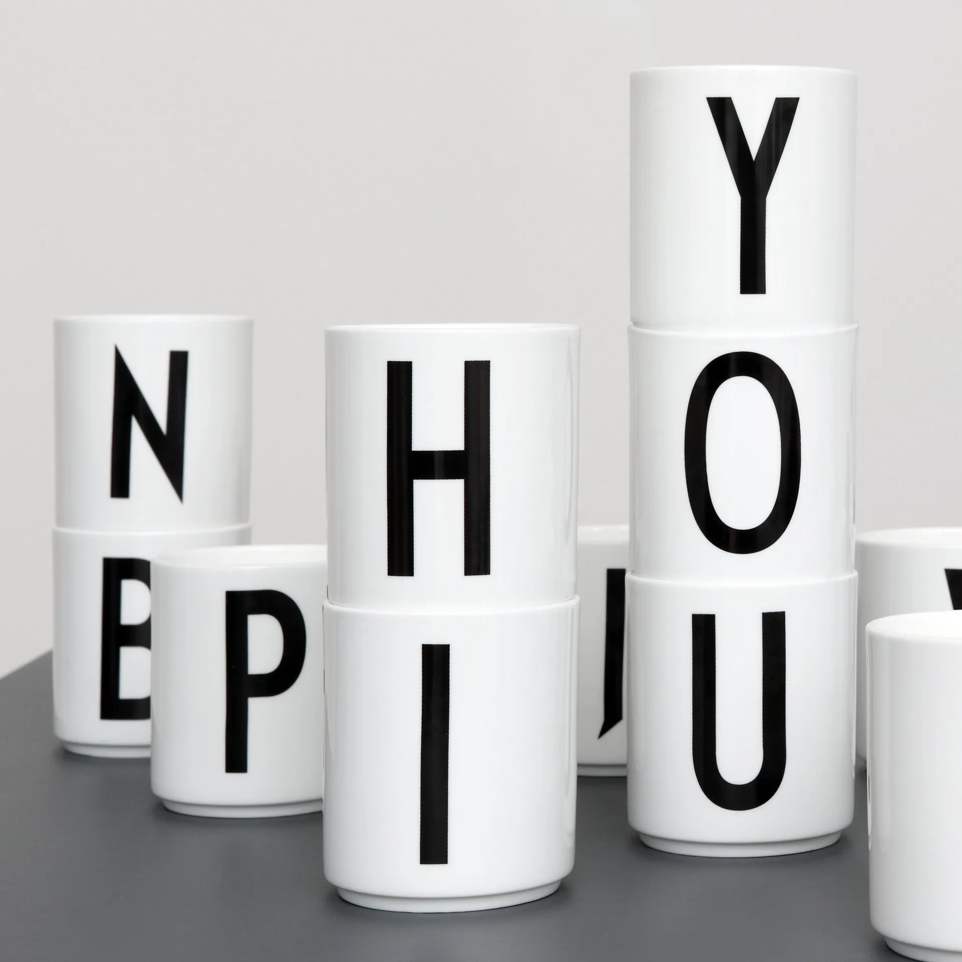 Taza con letra Design Letters, Y Design Letters