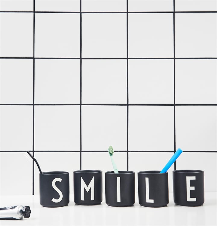 Taza negra Design Letters, A Design Letters