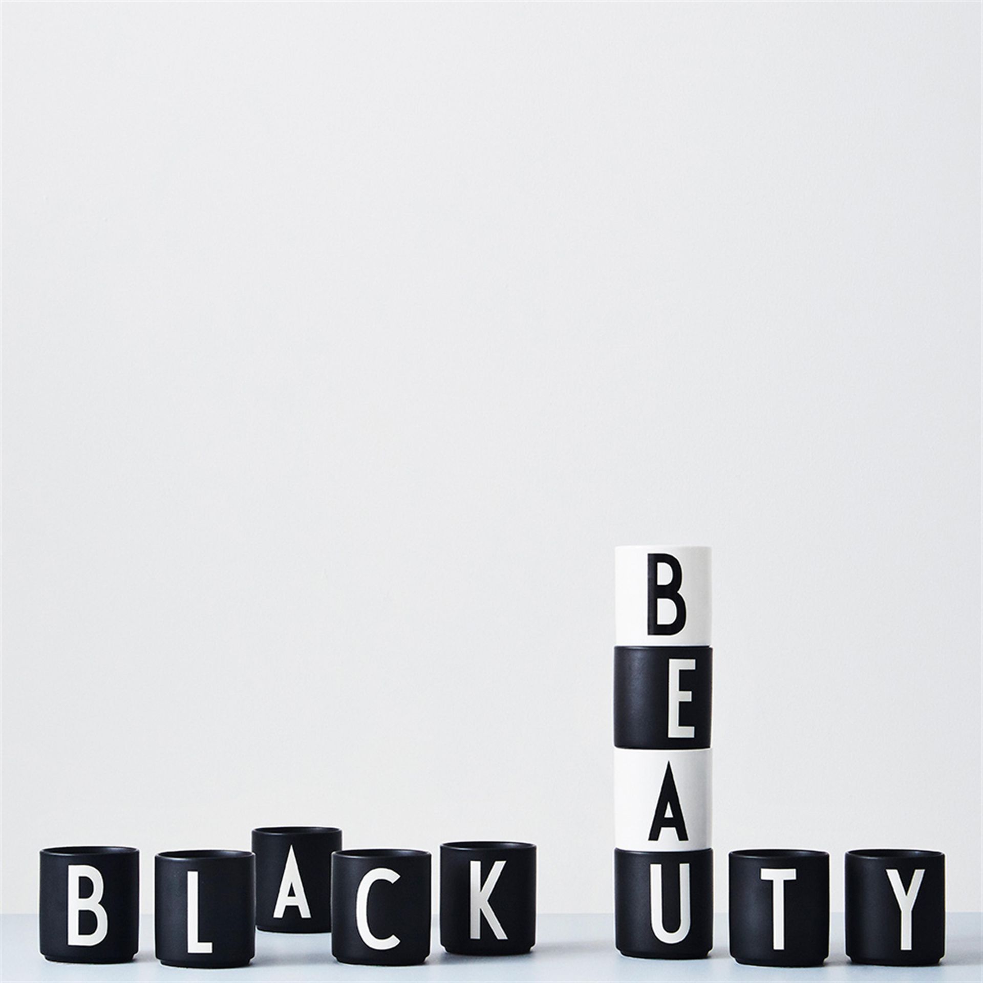 Taza negra Design Letters, A Design Letters