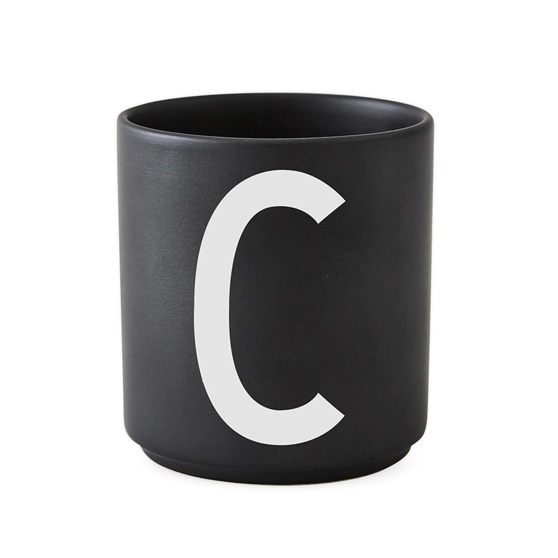 Taza negra Design Letters, C Design Letters