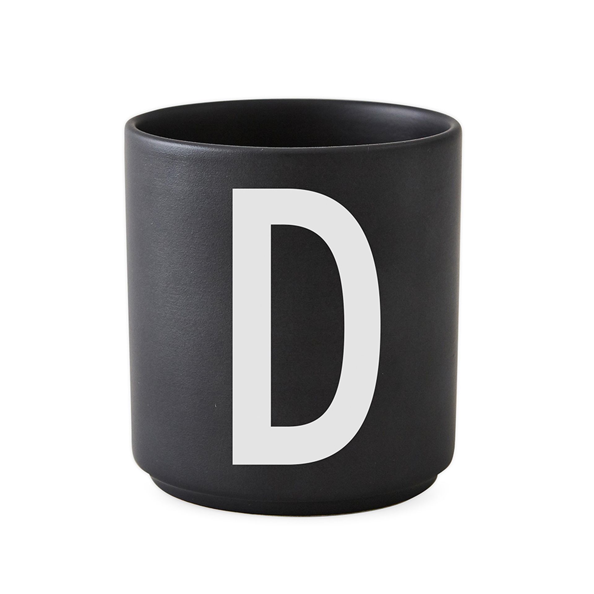 Taza negra Design Letters, D Design Letters