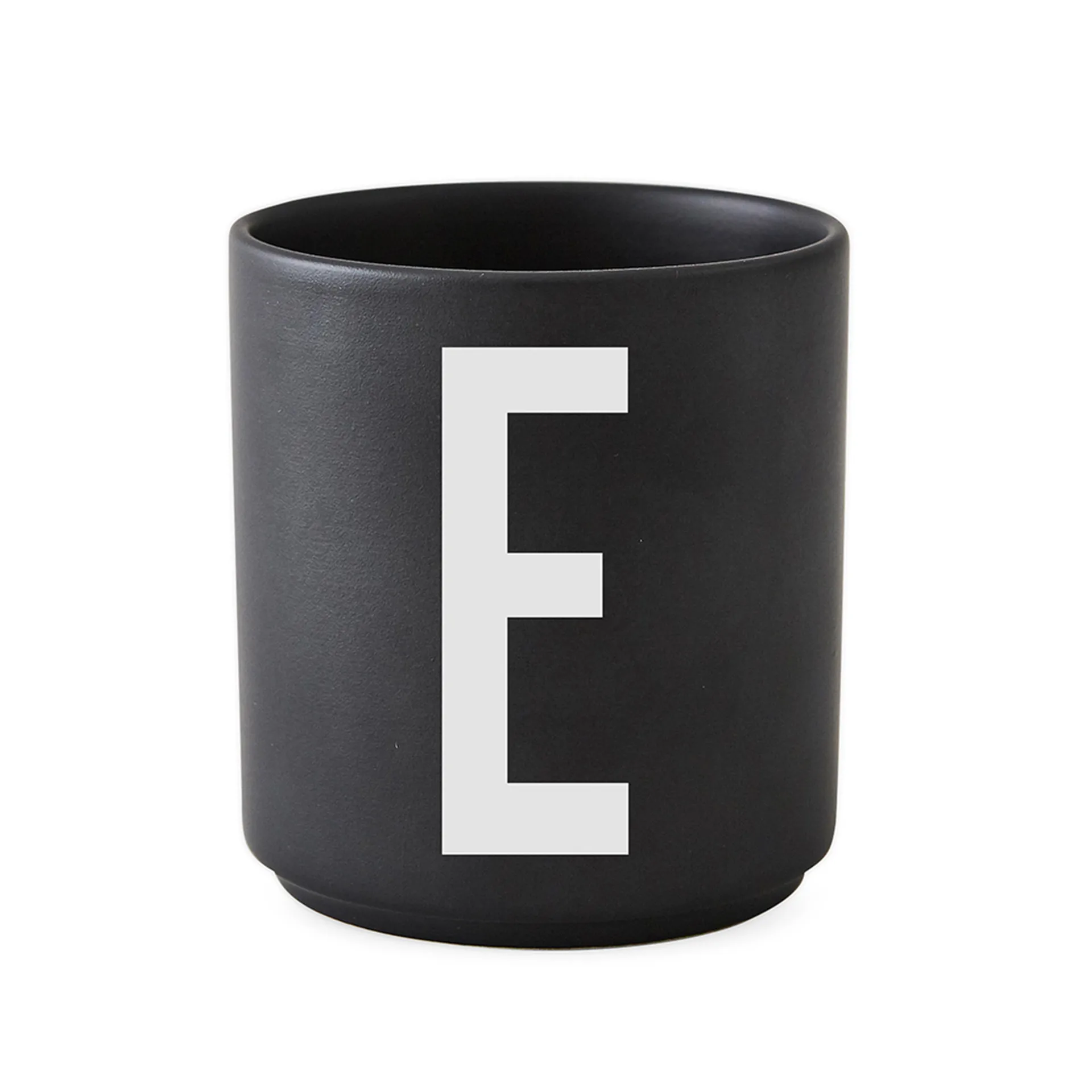 Taza negra Design Letters, E Design Letters