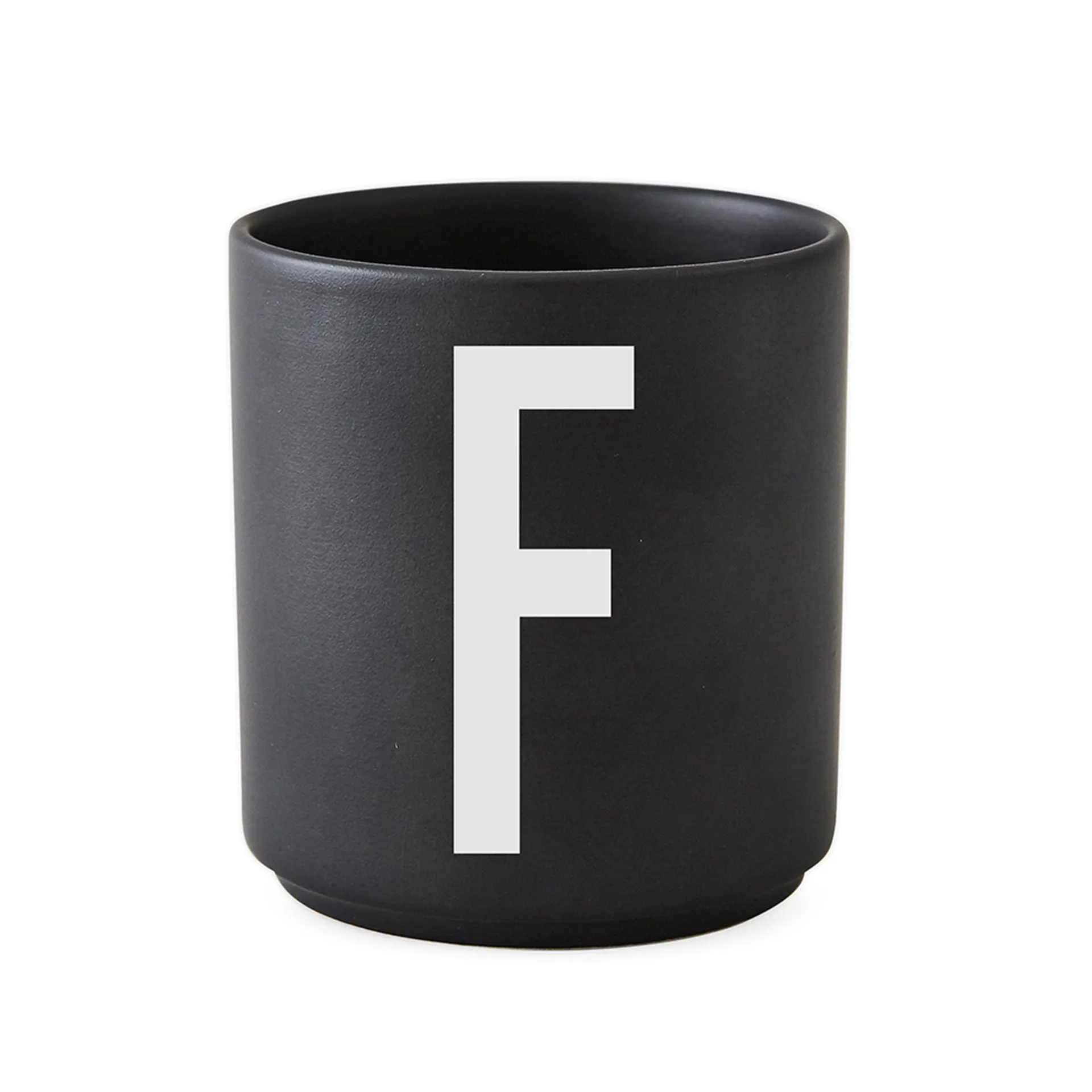 Taza negra Design Letters, F Design Letters