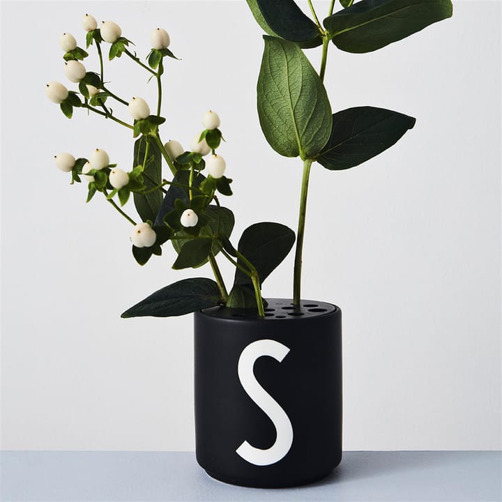 Taza negra Design Letters, F Design Letters