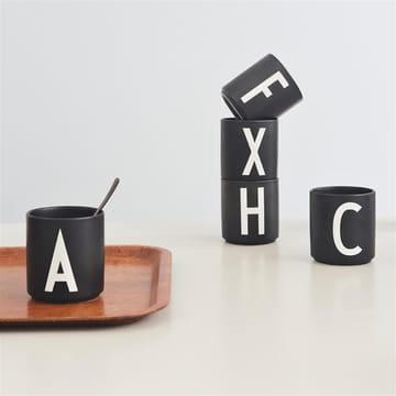 Taza negra Design Letters - H - Design Letters