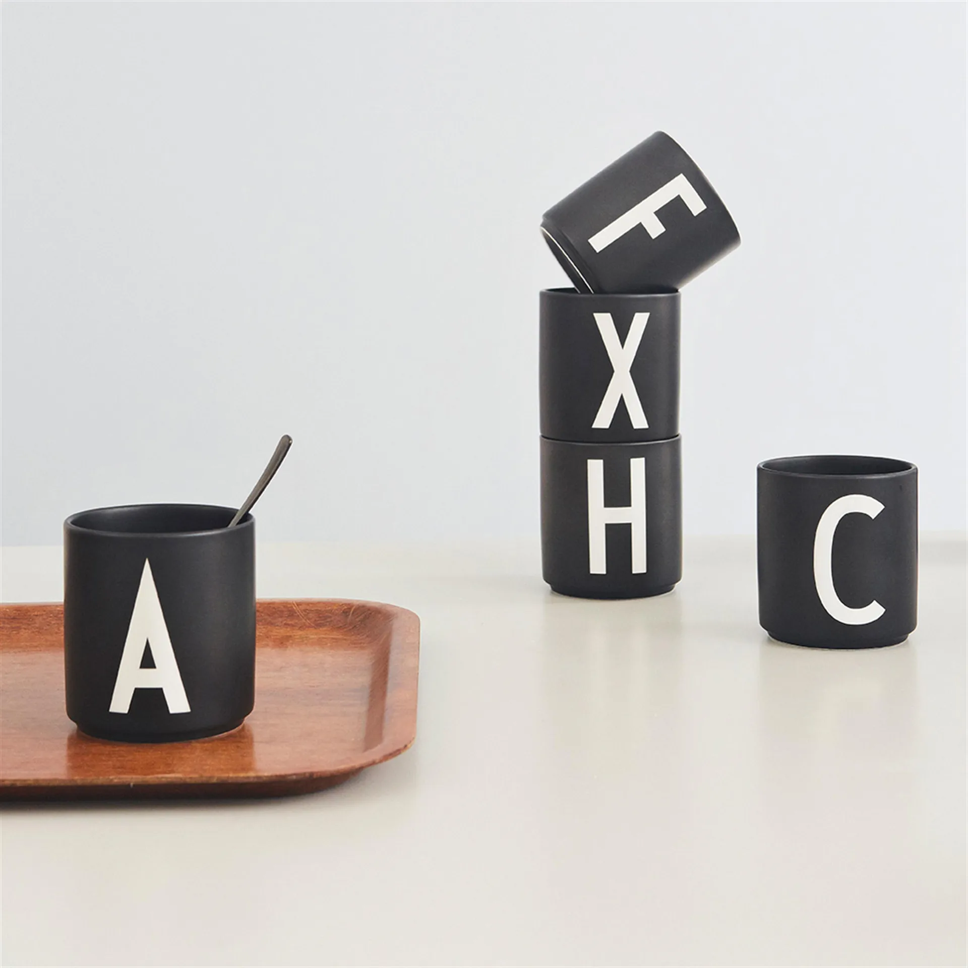 Taza negra Design Letters, I Design Letters