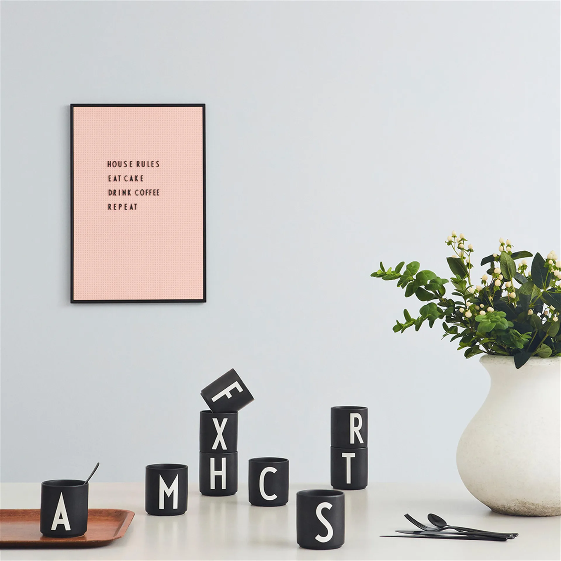 Taza negra Design Letters, J Design Letters