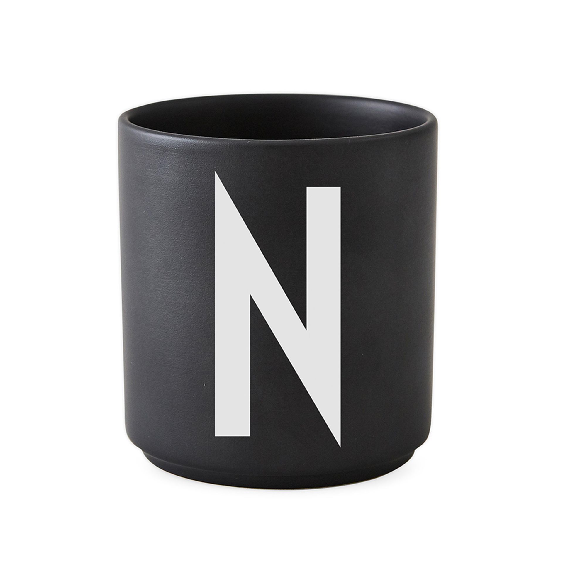 Taza negra Design Letters, N Design Letters