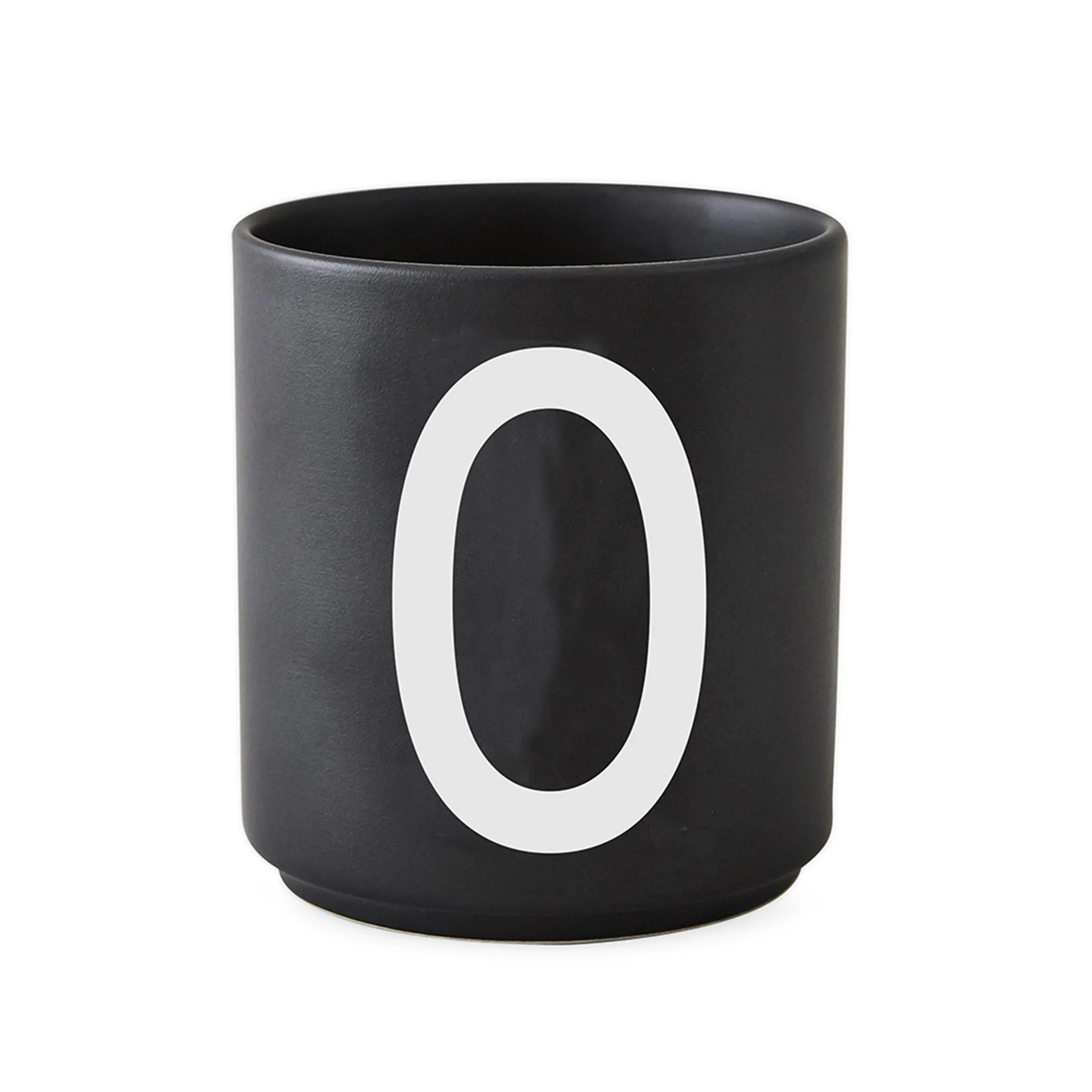 Taza negra Design Letters, O Design Letters