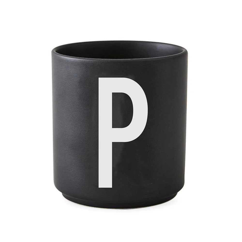 Taza negra Design Letters, P Design Letters