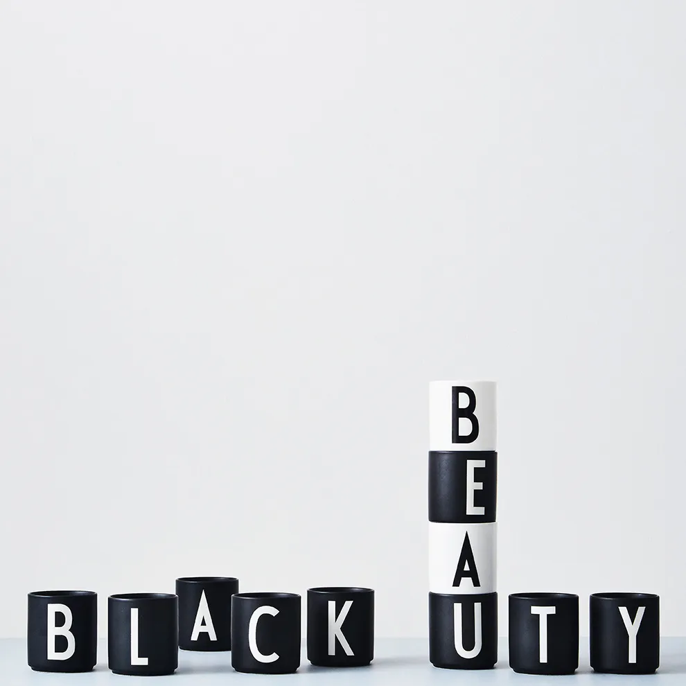 Taza negra Design Letters, P Design Letters