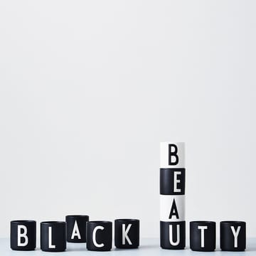 Taza negra Design Letters - P - Design Letters