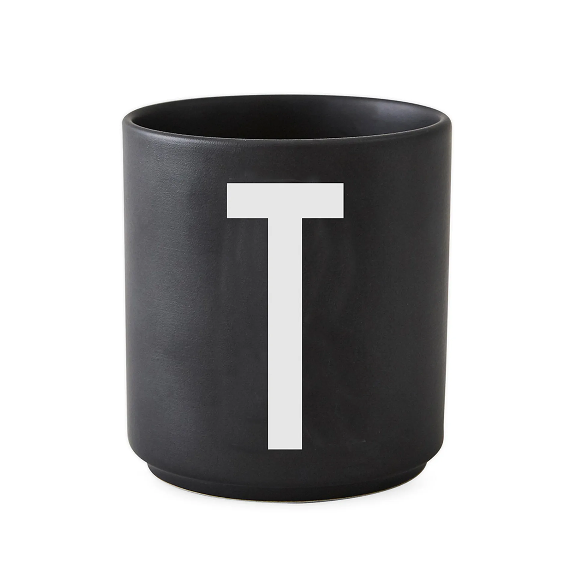 Taza negra Design Letters, T Design Letters