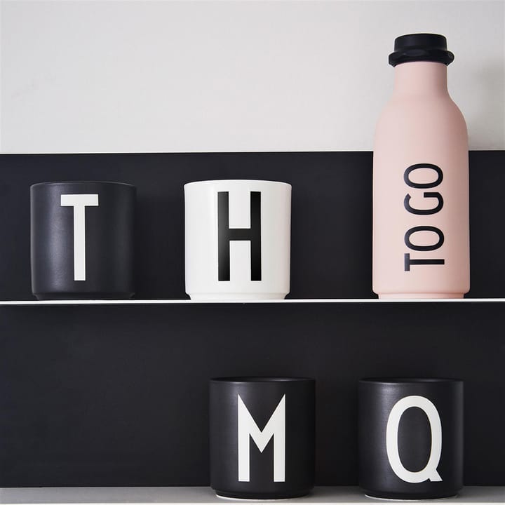 Taza negra Design Letters - T - Design Letters