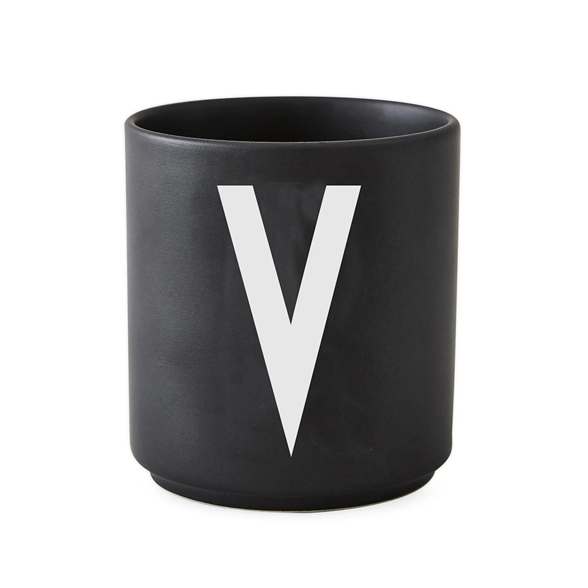 Taza negra Design Letters, V Design Letters