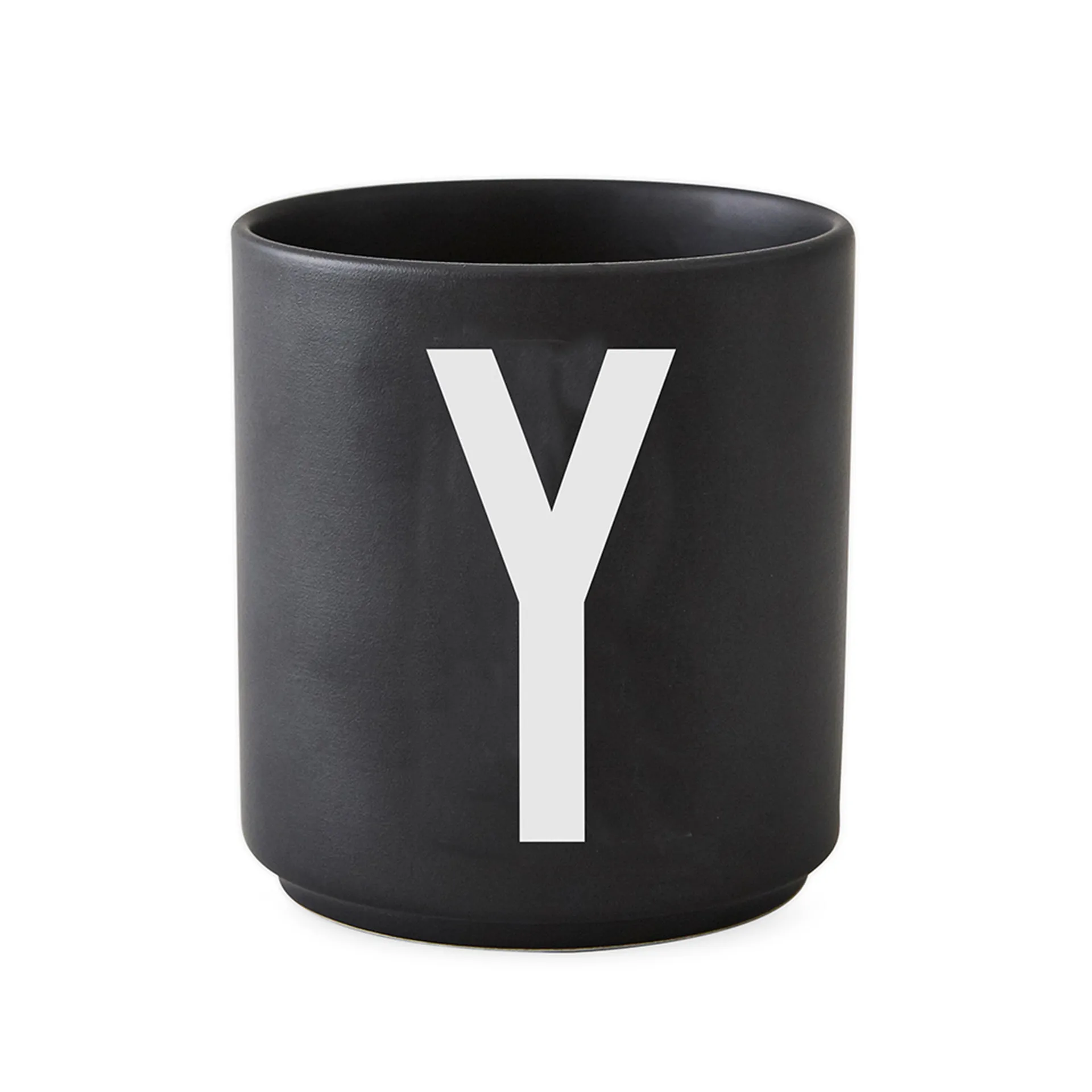 Taza negra Design Letters, Y Design Letters