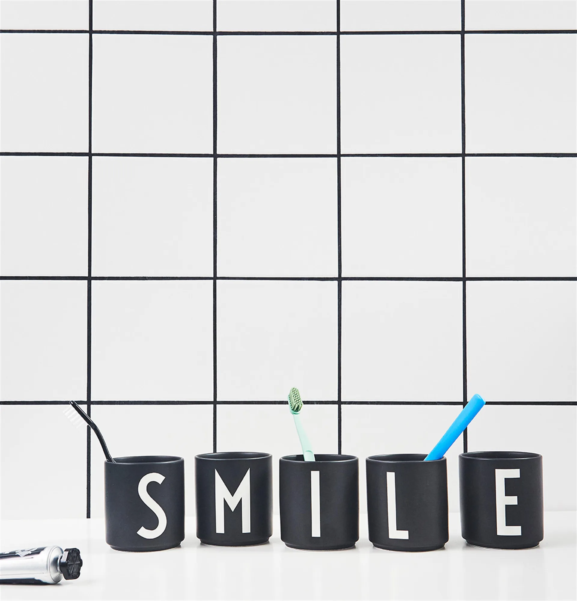 Taza negra Design Letters, Y Design Letters