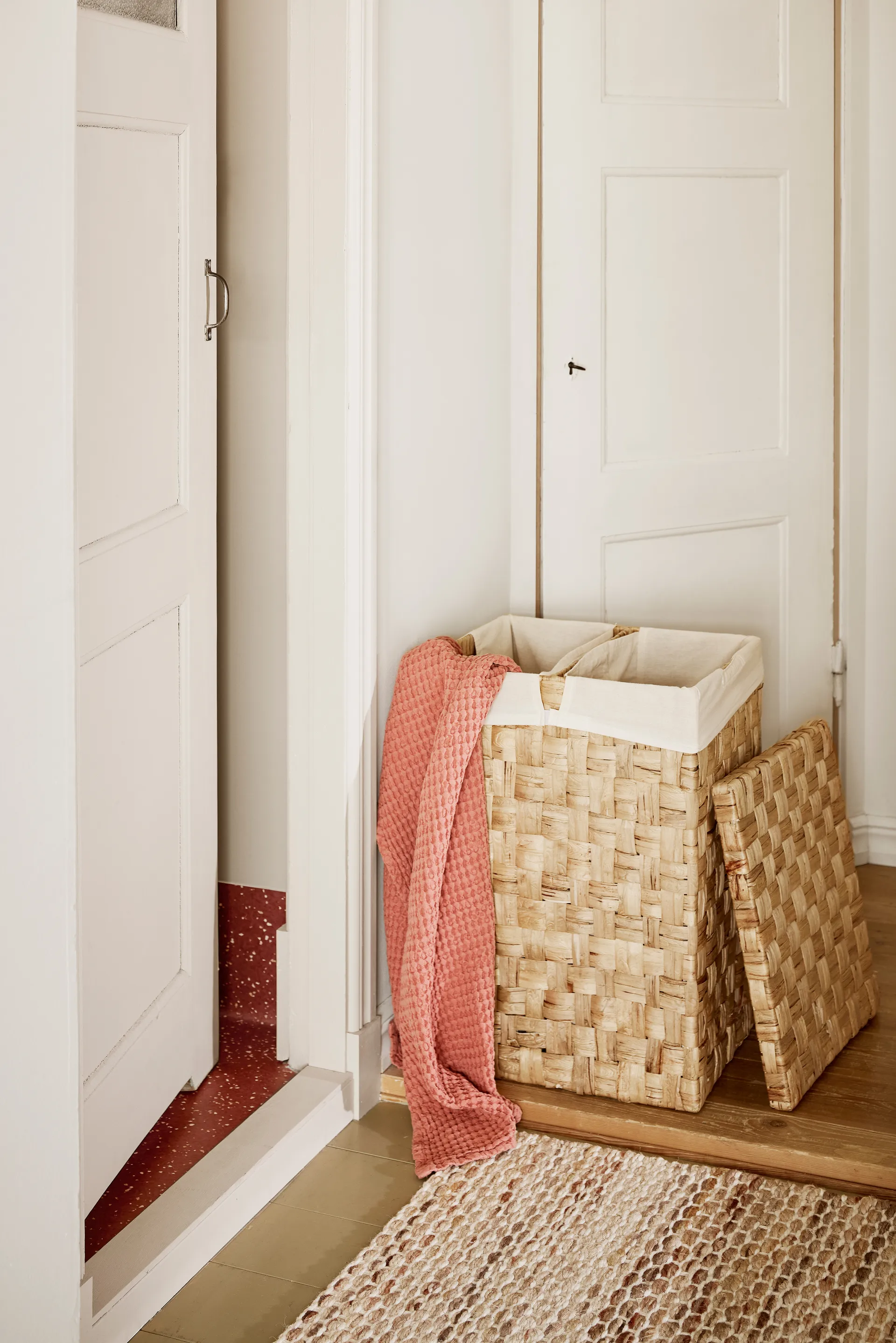 Cesto de ropa sucia con separador Lily, Natural Dixie