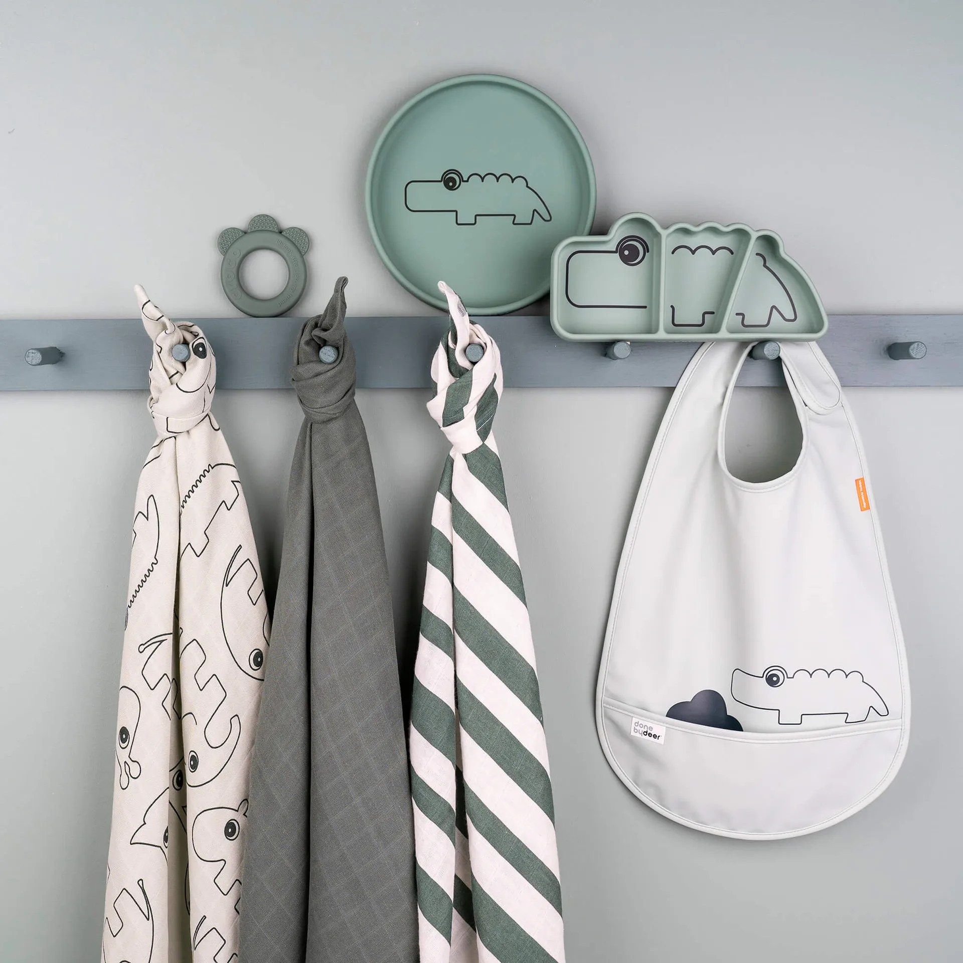 Plato infantil Croco Stick&Stay 9x21 cm, Green Done by deer