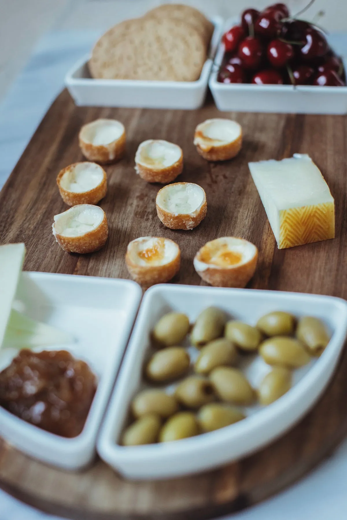 Bandeja de servir y cuencos Sevyn, 5 piezas, Acacia-porcelana blanca Dorre