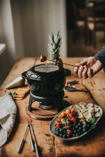 Fondue de hierro fundido Foni esmaltado 21×18,4×9,8 cm - Placa de madera de acacia negra - Dorre