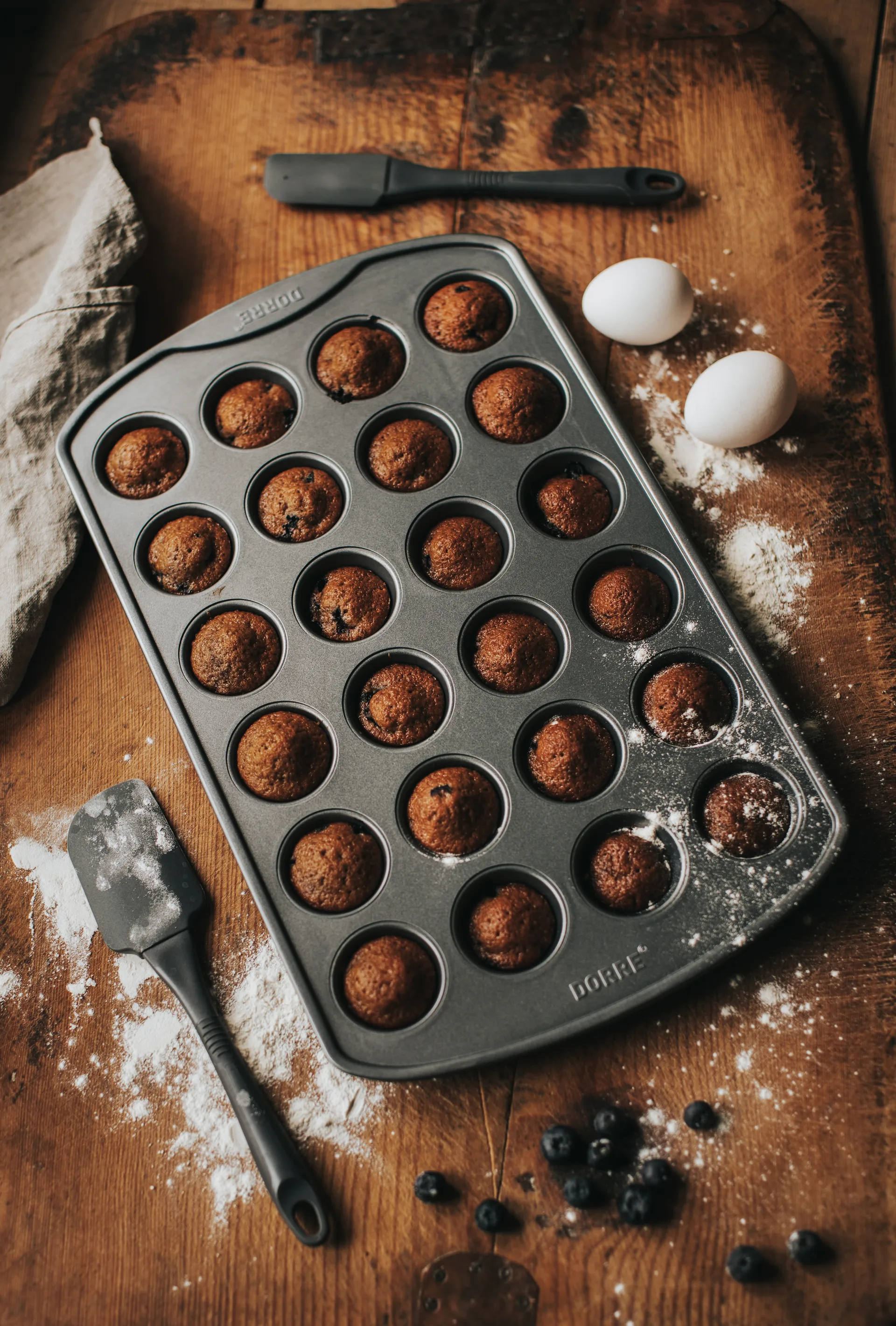 Molde para muffins Karabo de acero al carbono, 24 cavidades, 42,5 × 26 × 2,8 cm Dorre