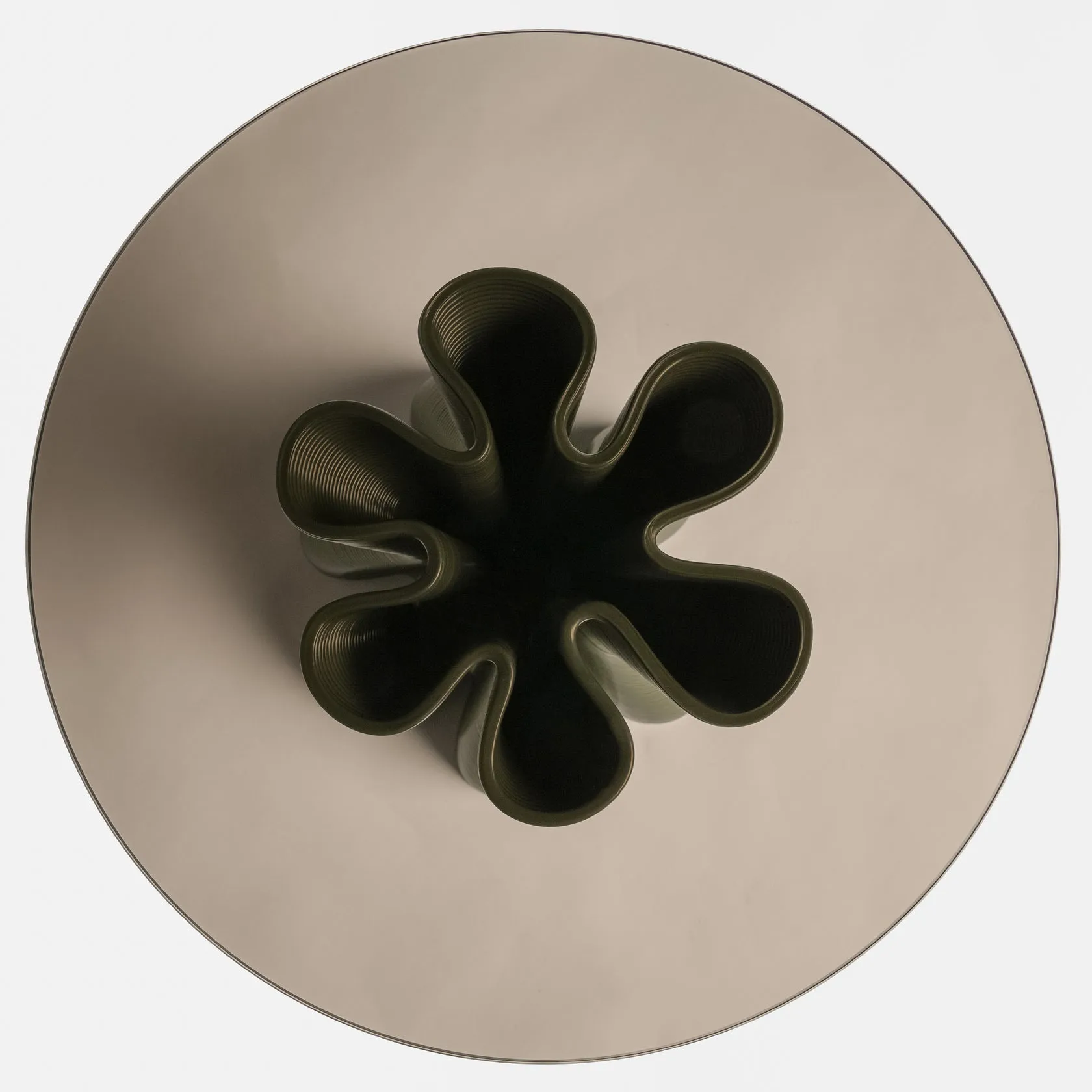 Mesa auxiliar Anemone Ø50 cm, Olive Ekbacken Studios