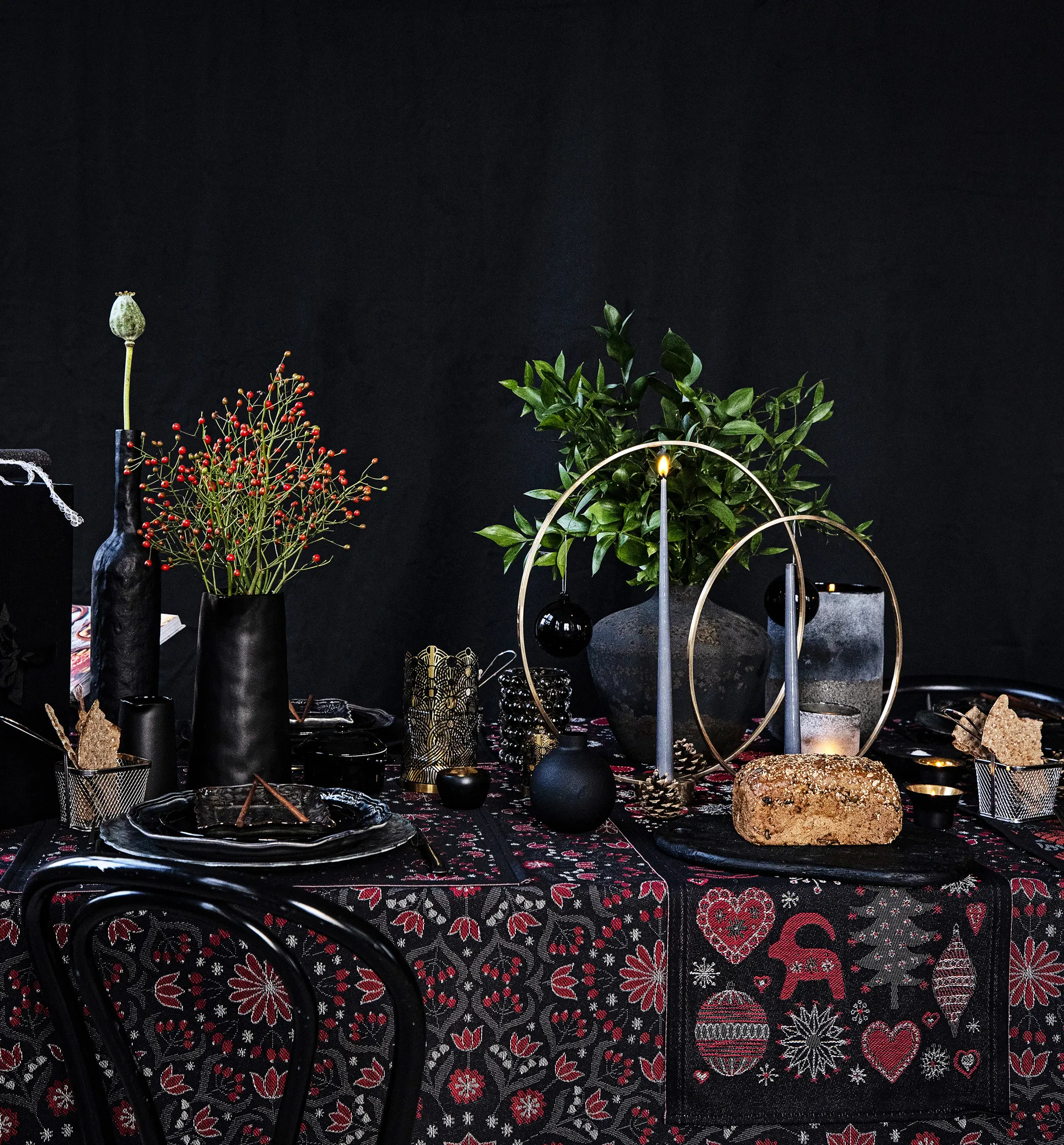 Mantel Bettys jul 145x300 cm, Rojo-negro Ekelund Linneväveri