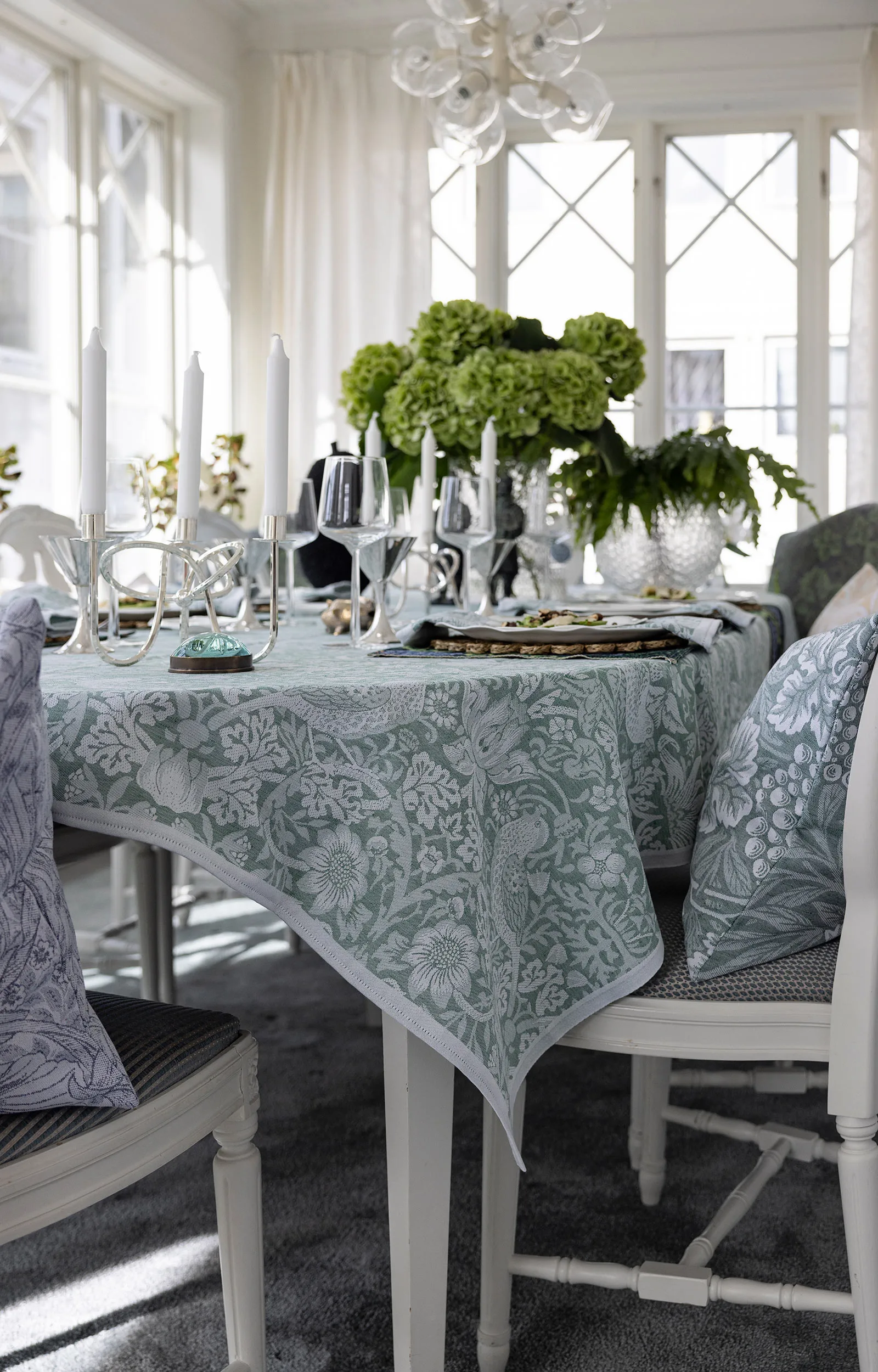 Mantel Strawberry Thief 150x250 cm, Verde Ekelund Linneväveri