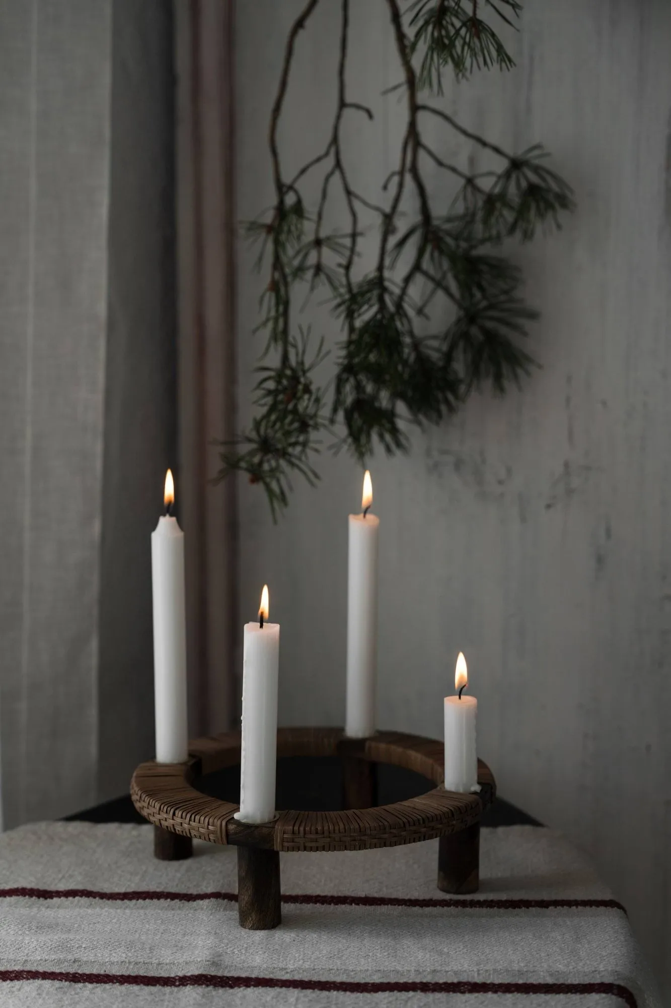 Ernst candelabro redondo para 4 velas, Madera oscura ERNST
