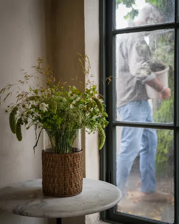 Jarrón/portavelas Ernst en cesta - Marrón oscuro, Ø18×30 cm - ERNST