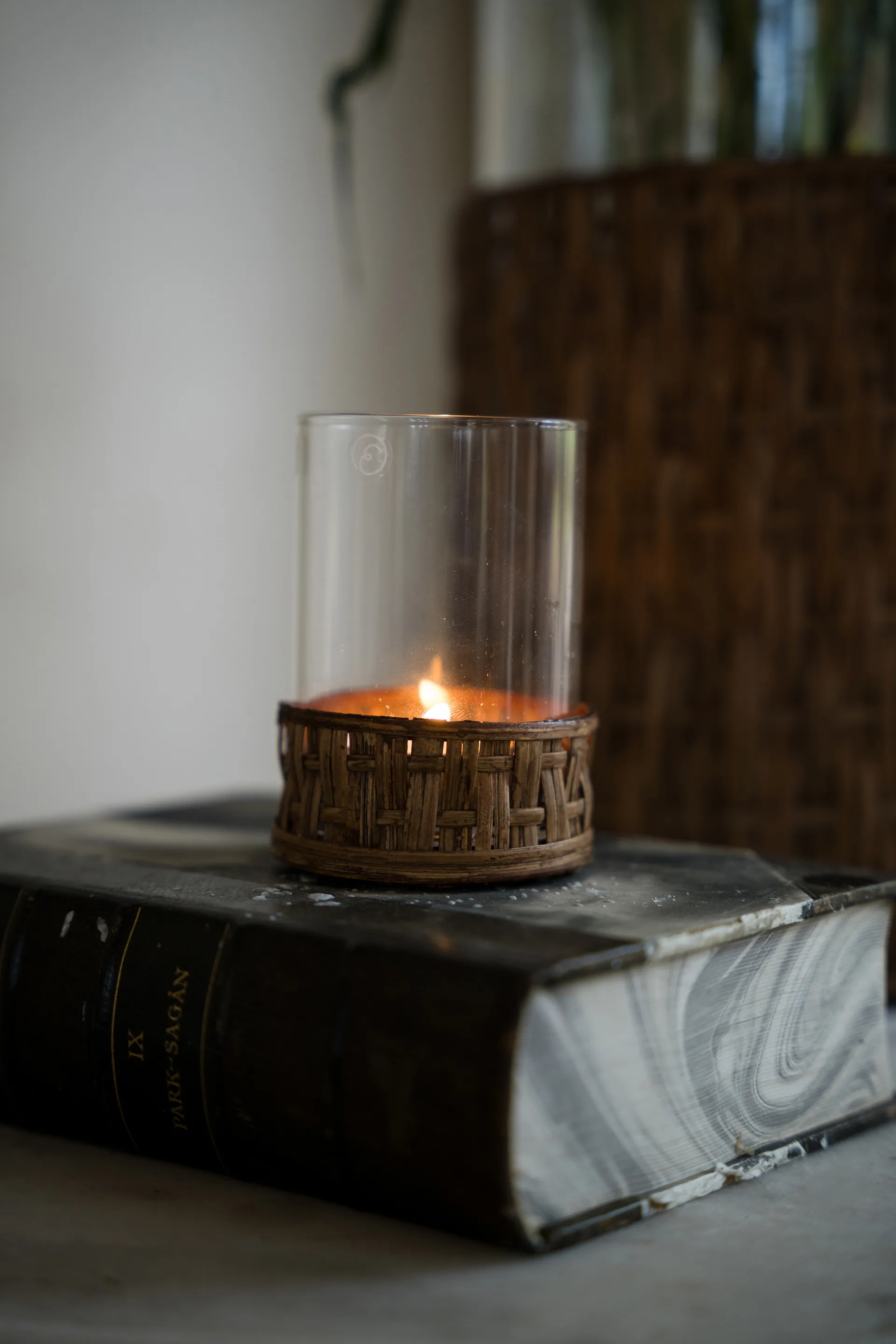 Jarrón/portavelas Ernst en cesta, Marrón oscuro, Ø7×8,5 cm ERNST