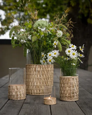 Jarrón/portavelas Ernst en cesta - Natural, Ø10 x 18 cm - ERNST